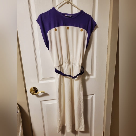 🔴 Retro white purple colour block dress with gold buttons and matching belt - Picture 3 of 5